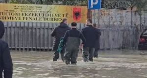 Përmbytjet përfshijnë burgun e Durrësit, uji deri në gju, ministri vesh çizmet dhe inspekton situatën