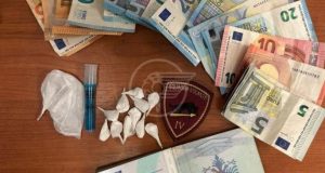 Shqiptar i arrestuar në Rimini: Kapet me kokainë dhe para gati për shitje në bregdet