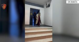Zbulohet një “fole” prostitucioni në Durrës, policia ve në pranga dy shtetase të huaja