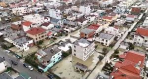 Situatë kritike në Durrës: 800 banesa të përmbytura, 180 qytetarë të evakuuar