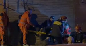 E rëndë në Fier/ Mësuesi 55-vjeçar bie nga kati i gjashtë, shpëtohet në çastet e fundit, shkaqet
