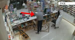 Grabitje me forcë në mes të Fierit: 25-vjeçari sulmon farmacinë, ja sa para vodhi !