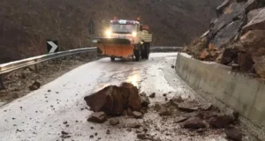 Rrëshqitje gurësh pas reshjeve në Kukës, disa fshatra të bllokuar, autoritetet në terren