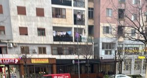 Shiu shkakton përmbytje në Lezhë/ Bashkia paralajmëron banorët: Situata pritet të rëndohet