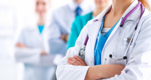 Plas gushti në spital/ Mjeku rreh kryeinfermjeren