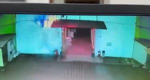 Tiranë/ Dalin pamjet e para nga zjarri në tregun e “5 Majit”, dyshohet shkëndijë elektrike si shkak