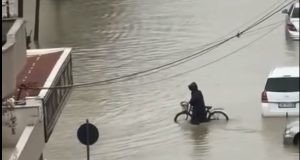 Rrugë të kthyera në lumenj, Berisha publikon pamjet: Durrësi i Betonit apo Gjushit dhe Ramaduros?!