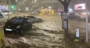 Situatë alarmante në Gjirokastër: Lagje të tëra të përmbytura (VIDEO)