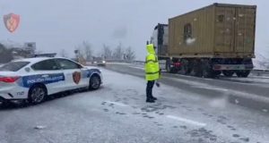 Reshjet e borës në vend, policia bën thirrje: Ja akset ku duhet të përdorni zinxhirë