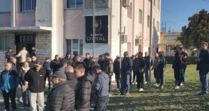 Banorët e përmbytur të Dimalit protestojnë para Bashkisë: Dëme kolosale në bujqësi