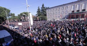 PD i rikthehet protestave, Bardhi: Vendos qytetari, jo pushteti. Më 5 janar në shesh para Kryeministrisë
