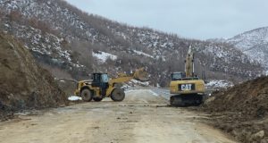 Hiqen dherat/ Rruga Qukës – Qafë Plloçë rikthehet në “jetë” pas 11 ditësh bllokimi