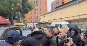 “Ai është fajtor për zjarrin!” – Përplasje fizike mes tregtarit dhe përgjegjësit të tregut në “5 Maj”