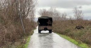 Shkodra nën ujë/ 800 hektarë tokë bujqësore të përmbytura, rrugë ende të bllokuara