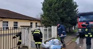 Qëllimi për të parandaluar përmbytjen, vendosen thasë me rërë në shkollën e Ferrasit