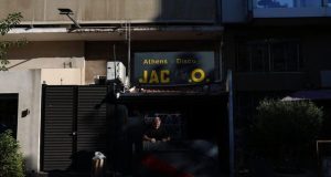 Zbardhet shpërthimi në Athinë/ Dy vëllezër shqiptarë në pranga për bombën në diskotekë