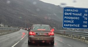 Trafik i vështirë në aksin Elasan–Librazhd–Prrenjas, ngricat shkaktojnë probleme