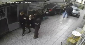 Pezullohet polici që nxori armën gjatë konfliktit në Laprakë, nis hetimi disiplinor dhe penal