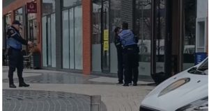 “Duart lartë” momenti i arrestimit të 58 vjeçarit, i cili tentoi të vjedhje me armë Fibank në Tiranë