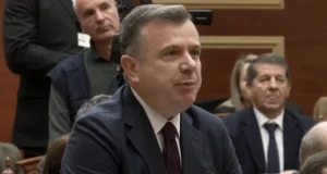 TENSIONE NË KUVEND/ “Pusho moj ti pusho”, Balla përplaset me deputeten e PD