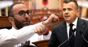 “Je në përgjim për pronat e Suel Çelës” – Bardhi përplaset ashpër me Ballën, PS kundërpërgjigjet: “Të di shumë gjëra”