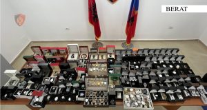Pa fatura, pa kuponë, pa garanci/ Si mashtronin blerësit në Berat, sekuestrohen 191 ora
