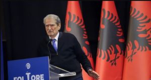 Berisha paralajmëron: Integrimi europian i Shqipërisë në rrezik për shkak të skandaleve Balluku dhe AKSHI