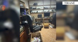 Tiranë/ Kthejnë shtëpinë në fabrikë droge: 2200 tableta MDMA gati për tregun e natës, arrestohen dy shtetas