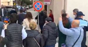 Tension dhe përplasje në Bashkinë e Durrësit: Banorët bllokojnë këshilltarët, kundërshtojnë shembjen e banesave