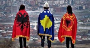 FOTO QË “FLET” PA FJALË/ Rama lidh 18-vjetorin e Kosovës me protestën për UÇK-në në Hagë