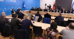 DEBATE TË NXEHTA ME DYER TË MBYLLURA/ Berisha nën presion, vendimi për reformën kalon te Kryesia