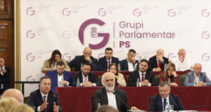 Rama mbledh sot grupin e PS/ Paraqet nismën për të ndaluar pezullimin e ministrave nga gjykatat