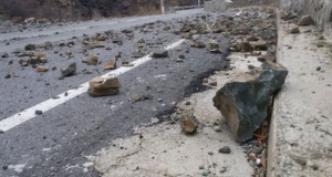 Kukës/ Reshjet shkaktojnë rënie dherash e gurësh në rrugë, probleme me energjinë elektrike