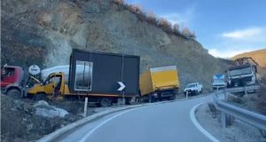Kaos total në Librazhd-Përrenjas/ Dy kamiona bllokojnë edhe rrugën alternative drejt Korçës