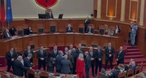 Berisha sulmon Peleshin në Parlament: “Po imiton Ramën, je figura më e urryer e Parlamentit”