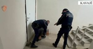 Vjedhje në seri/25-vjeçari “shëtiste” nga Saranda në Kavajë për të vjedhur banesa