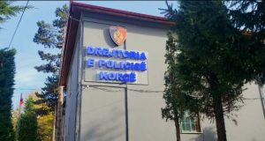 ALARMANTE NË KORÇË/ Konflikt i dhunshëm degjeneron në thikë,17-vjeçari ther 37-vjeçarin