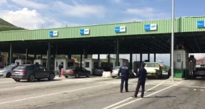 Tentoi të kalonte kufirin me municion dhe armë të ftohta, arrestohet 39-vjeçari në Morinë