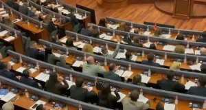 Kuvendi i Kosovës miraton rezolutë për ish-udhëheqësve të UÇK-së në Hagë