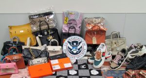 SKANDAL NË PORTIN E DURRËSIT/ Sekuestrohen 103 mijë veshje “Brand” të falsifikuara