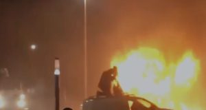 Pamje të rënda nga Parlamenti: Digjet makina e një televizioni, rrezikohet edhe operatori