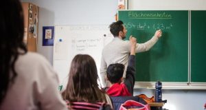 “Vdis sot, se do ngjallesh nesër”/ Mësuesi i anglishtes predikon Jehovain në një shkollë në Tiranë