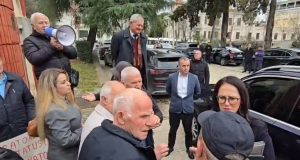 Minatorët protestojnë para Kuvendit/ Ndalojnë ministren Dalina Ibrahimaj, dhe i ankohen: Nuk po na degjojnë
