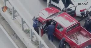 Ndjekje si në filma/ 10 kg kanabis, armë dhe silenciator në makinë, kapet 42-vjeçari në flagrancë