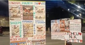 Protesta e PD/ Mbështetësit mbërrijnë në shesh me pankarta kundër Ramës