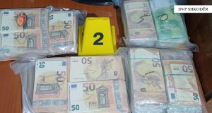 Shkodër/ Sekuestrohen 164 mijë euro të dyshuara false, municion dhe automjet i vjedhur, arrestohet 19-vjeçari