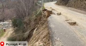 Shembje rrugësh në Krujë: Fshati i Picrragës i izoluar, rrezik për familjet