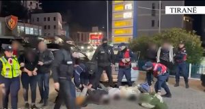 Merrte 2500 euro për person/ Arrestohet 35-vjeçarja që trafikonte emigrantë drejt BE-së