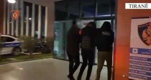 Theu masën “arrest shtëpie”, prangoset 28-vjeçari. Ja për çfarë akuzohet