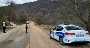 Situatë emergjente në aksin drejt Pogradecit/ Vetëm ambulancat dhe zjarrfikëset lejohen
